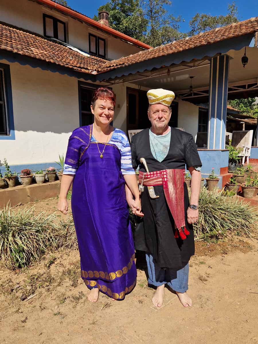 Armina und John tragen traditionelle Kleidung